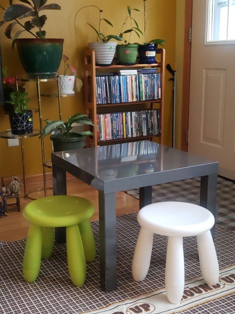 Kis Table And 2 Stools
