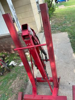 Hydraulic engine hoist