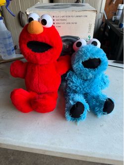 Muñecos de elmo en muy buenas condiciones el rojo nomas es un muñeco pero el azul tiene abierto abajo para moberlo con la mano