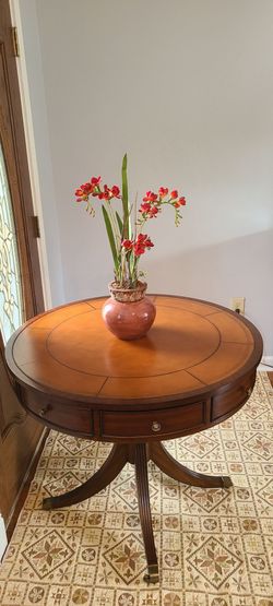 Stunning Ethan Allen decor table with leather top