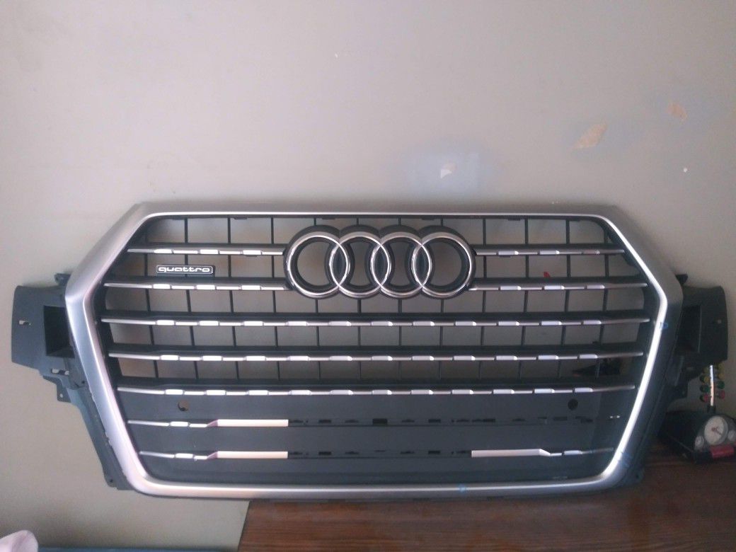 2017-2019 AUDI Q7 front Bumper Grille Cover OEM Used. 4MO-833-651 F7G