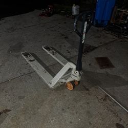 Crown Pallet Jack. 5,000 Lbs