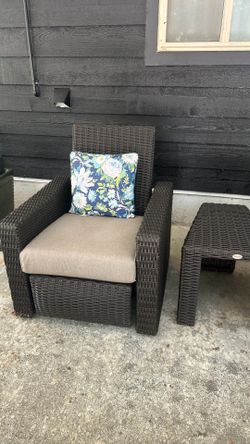 Reclining outdoor chairs with table