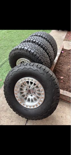 Ford F150 new KMC rims and used tires 315/70/17 tires and rims 6x135