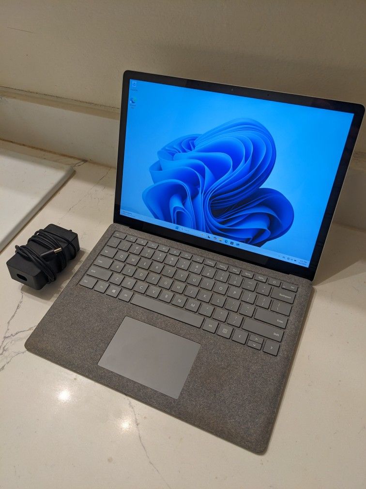 Microsoft 13.5" Surface Book 2 2K Touchscreen Laptop - Intel Core i5 3.6ghz, Samsung 256gb Nvme SSD, 8gb RAM, Gaming HD 620 Minecraft, Backlit, Win11