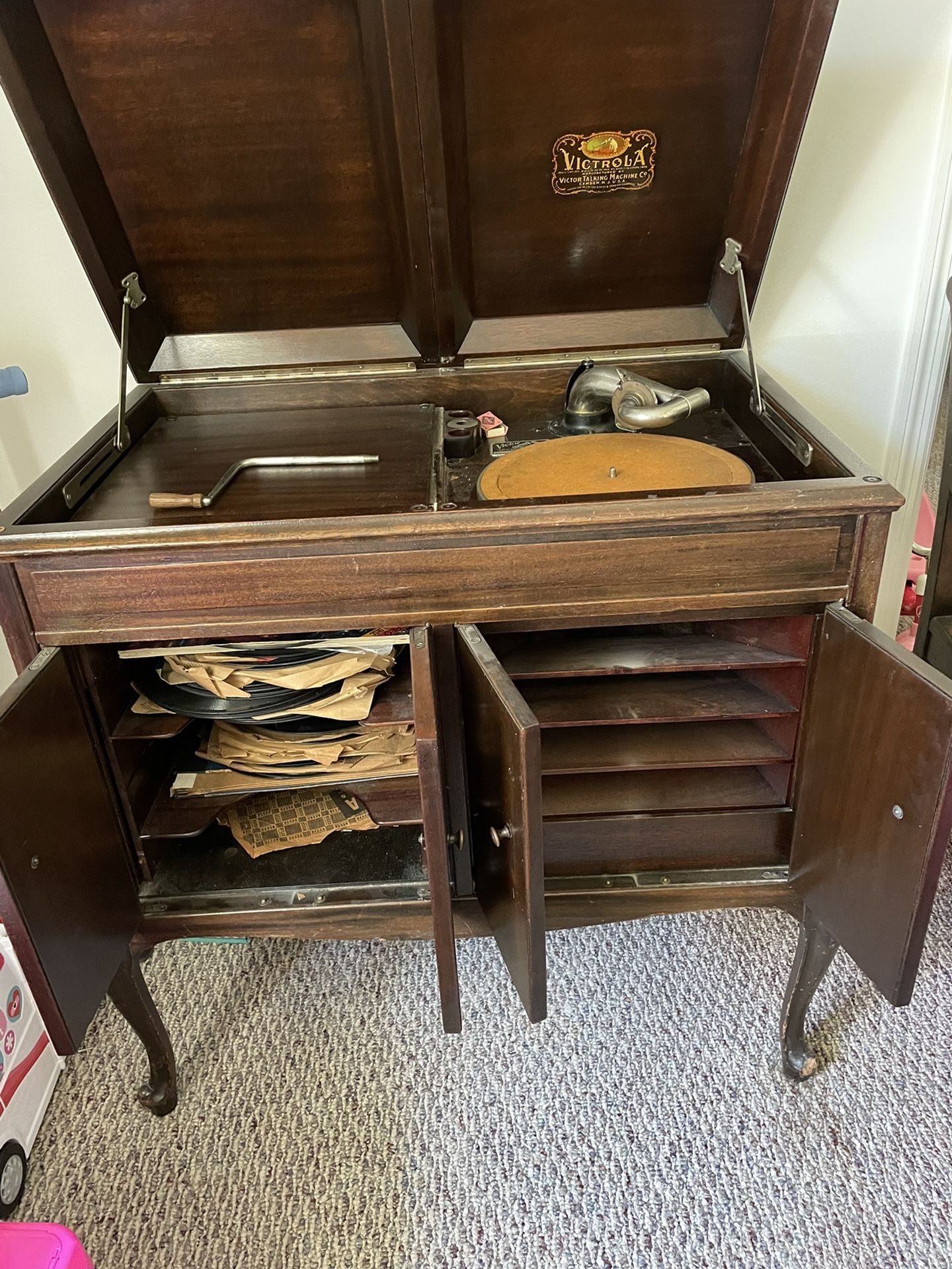 Antique Victrola Victor Talking Machine