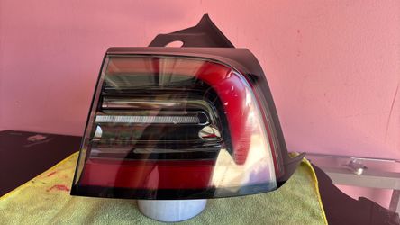 TESLA MODEL Y OUTER TAIL LIGHT REAR RIGHT 2021-2024 150287-00-D