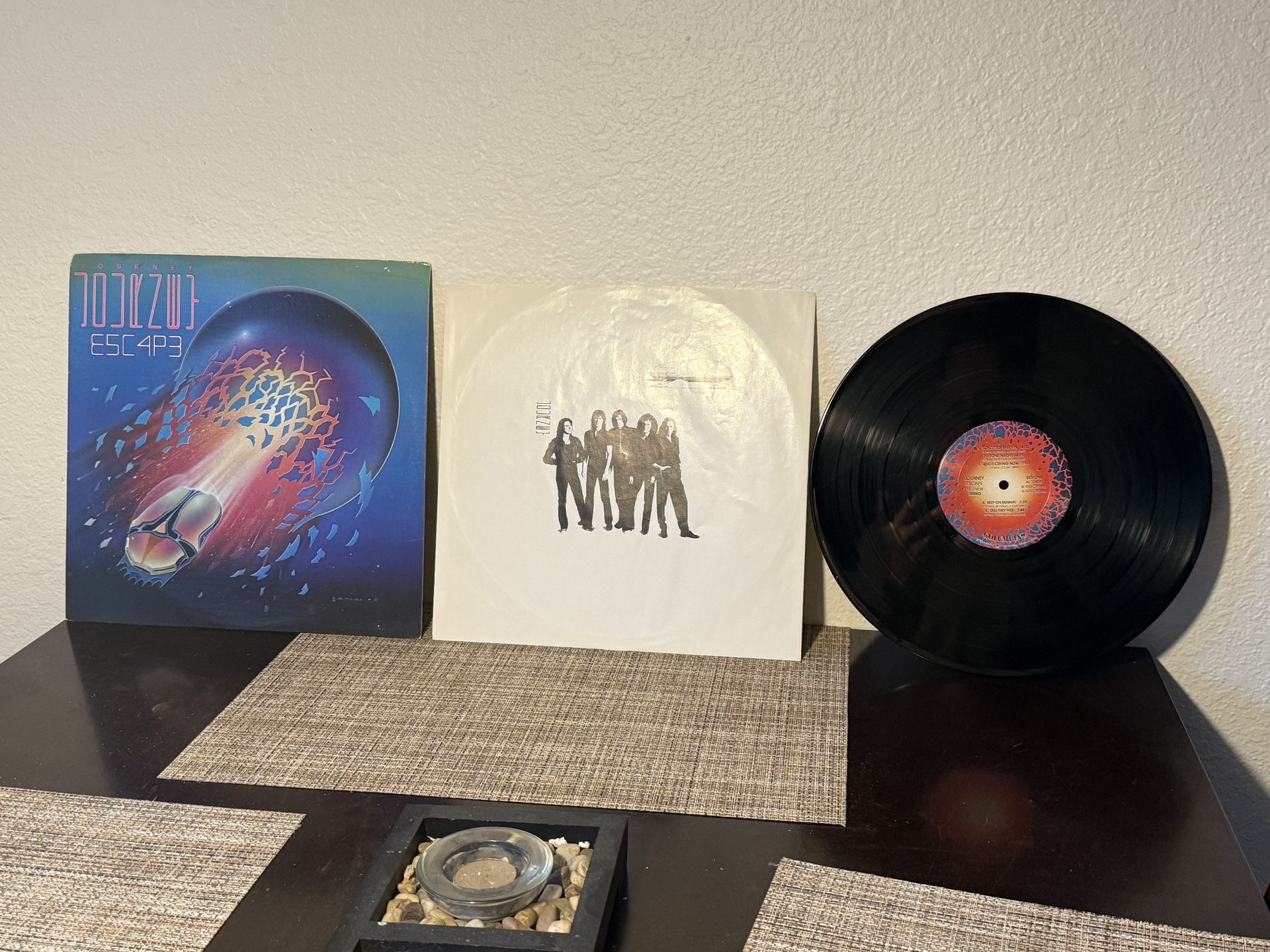 🚀 Journey – Escape (1981) Vinyl LP – Includes “Don’t Stop Believin’” & “Open Arms”