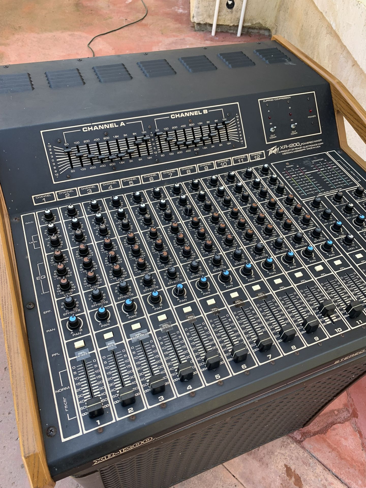 Peavey XR 1200 Stereo Powered Mixing Console