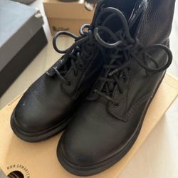 1460 WOMEN'S MONO LACE UP BOOTS  Size 8