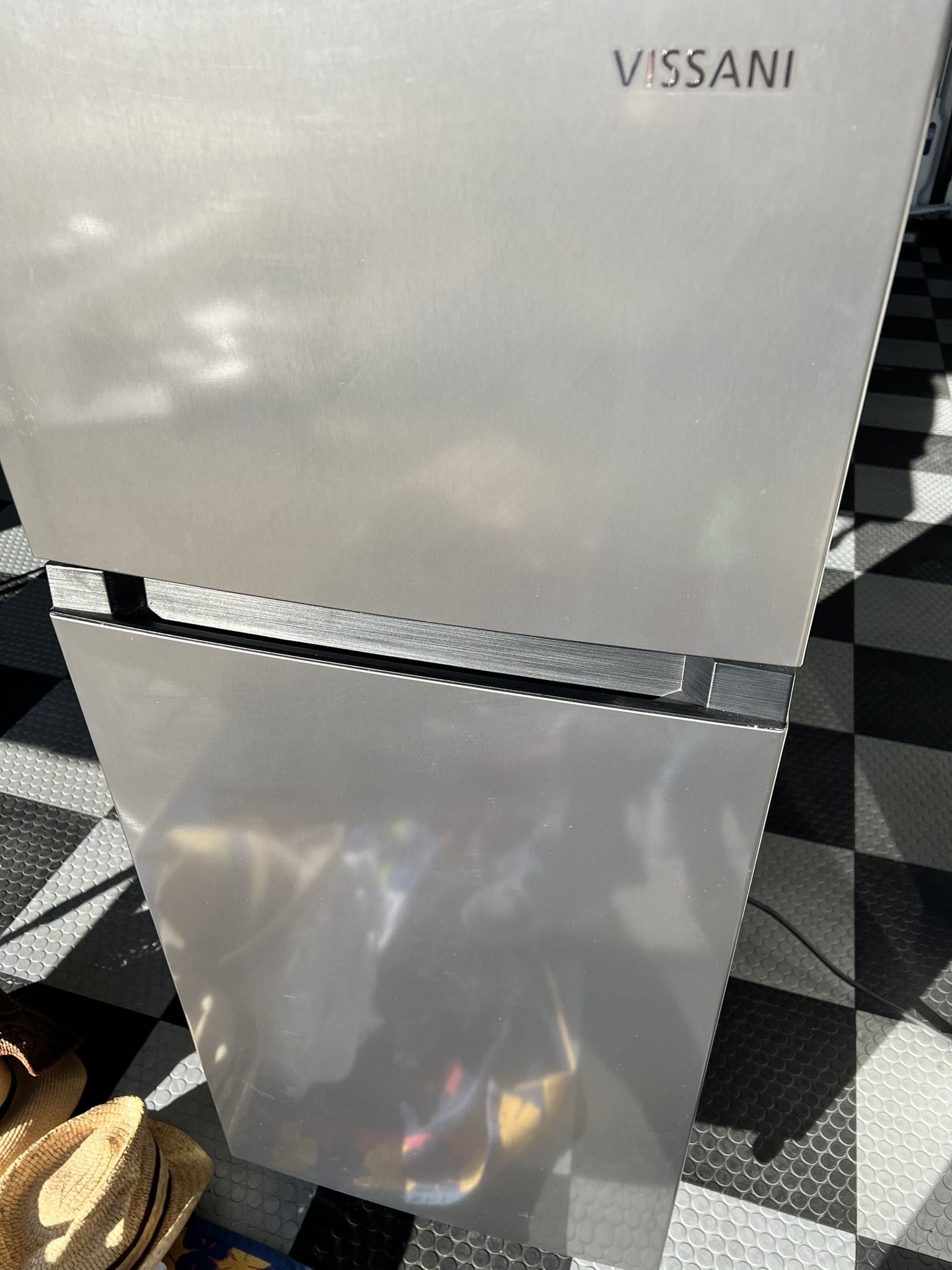 Vissani Mini Refrigerator/freezer