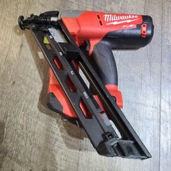 Milwaukee
M18 FUEL 18-volt 15-Gauge