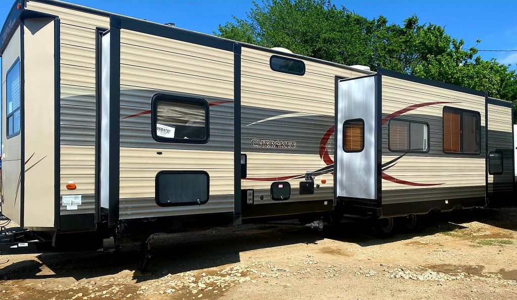 2015 Cherokee Limited 43ft bumper pull travel trailer with 3 slide outs