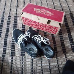 Women's Size 7 Brand New Vans