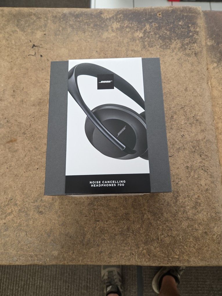Bose 700 Noise Cancelling Headphones NEW