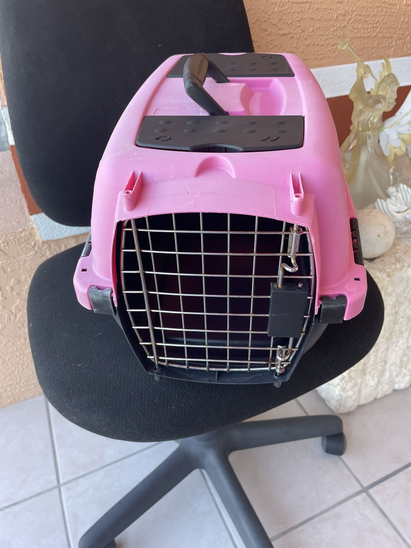 Small pet cage in good condition measures 10 inches wide, 16 inches long and 10 inches high