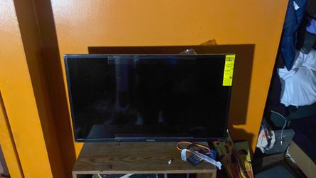 40 INCH ROKU TV