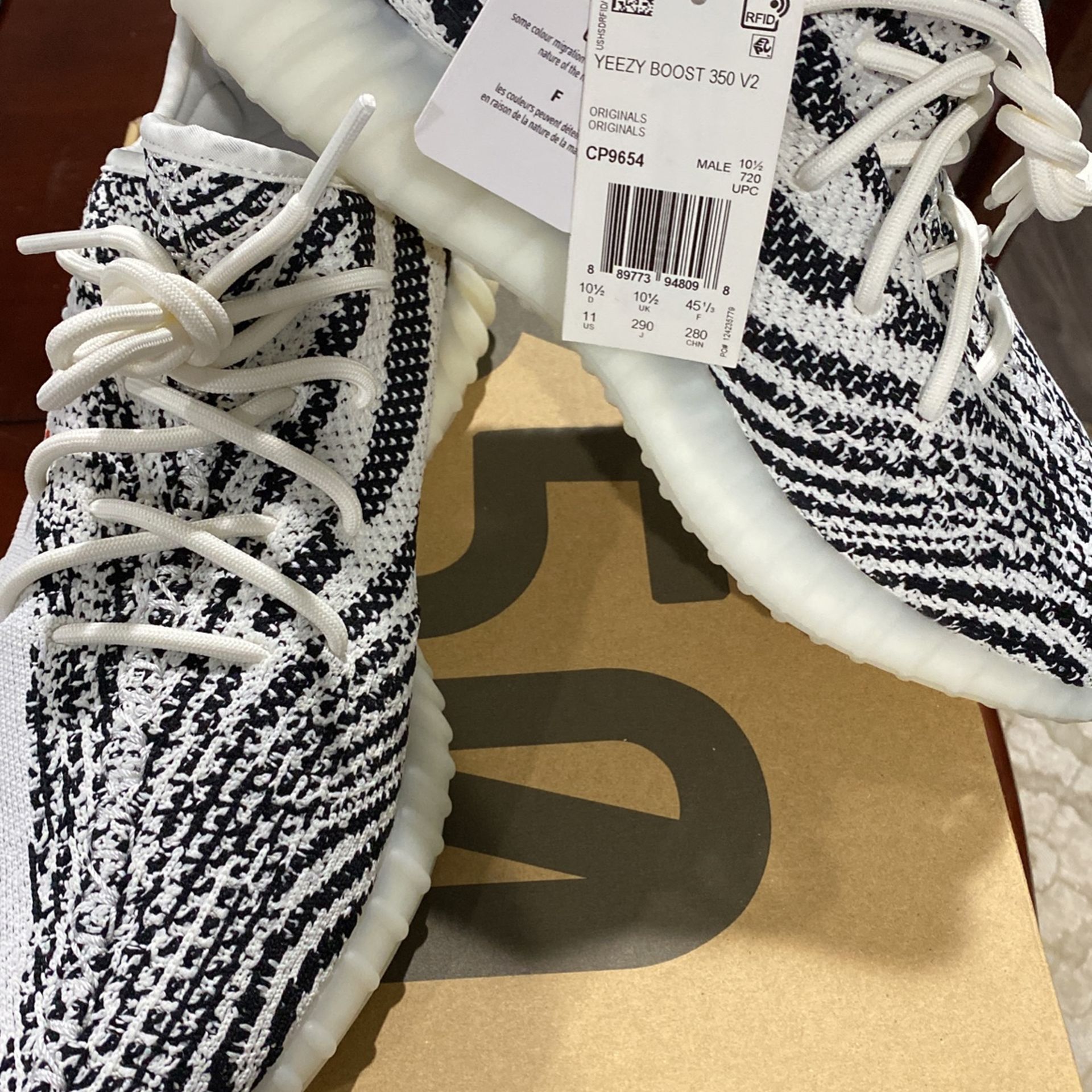 YEEZY BOOST 350 V2 - White/CBlack/Red