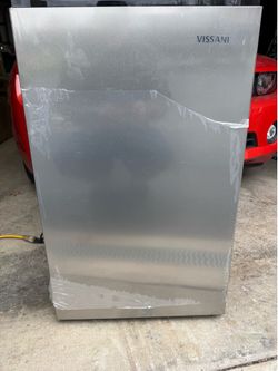 Brand New Vissani 4.3cu.ft Compact Refrigerator Must Pick Up