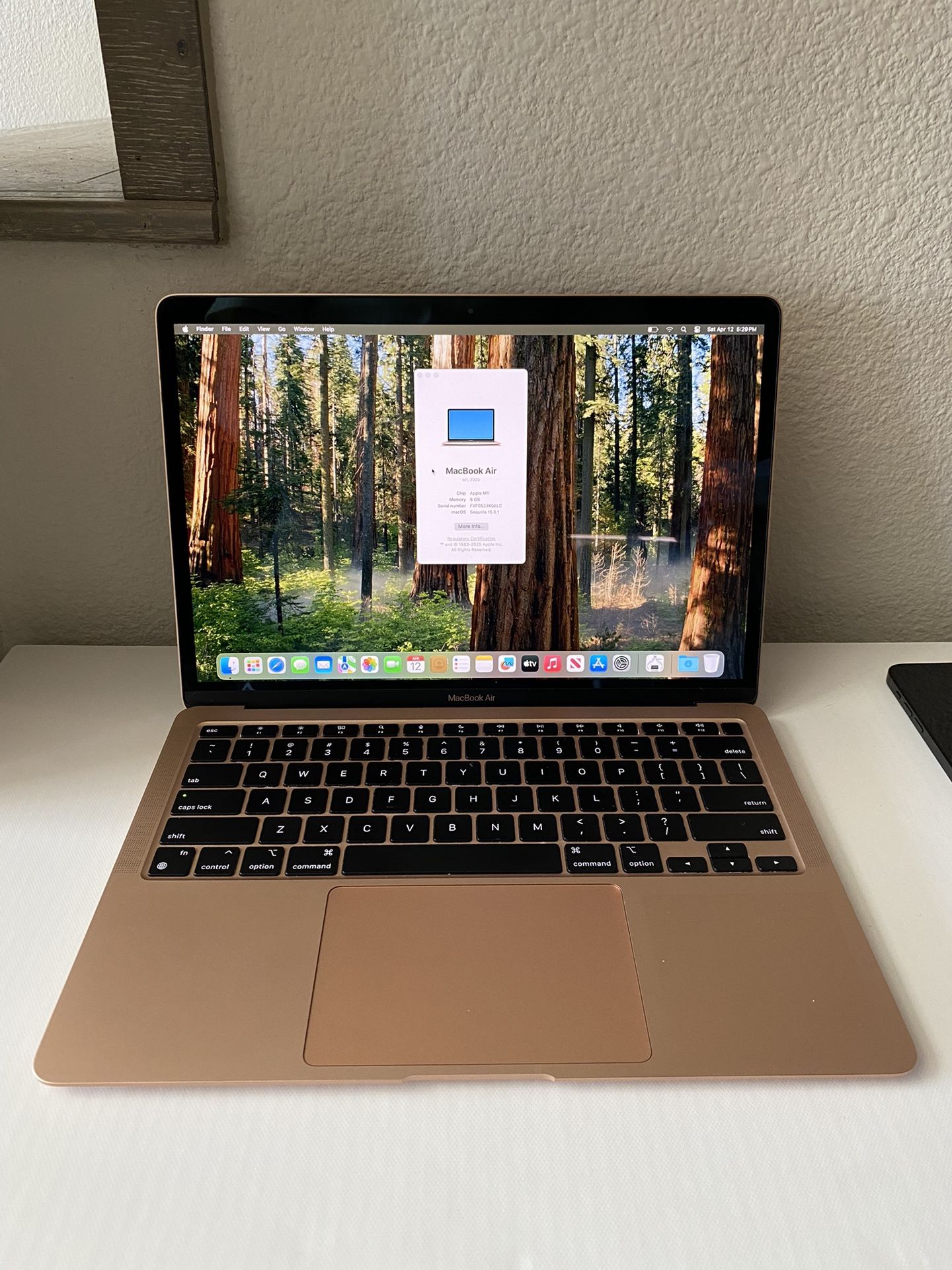 Apple 13” MacBook Air M1 Chip 8GB Ram 256SSD! Like new! We offer financing!