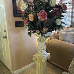 Beautiful Flower Arrangement With Pillar 