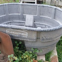 100 GALLON Rubber Maid Stock Tank