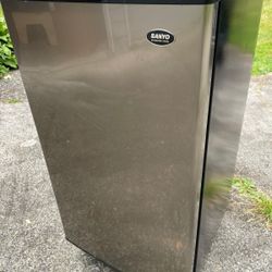 Sanyo Mini Refrigerator 