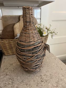 Pending New wicker vase $10