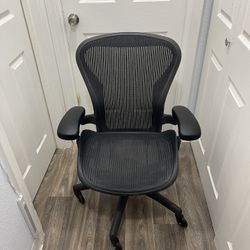 Herman Miller Aeron Office Chair ( SIZE B )
