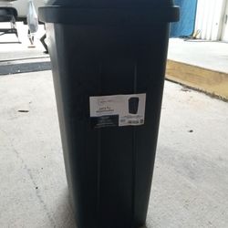 Brand New 13 Gallon Waste Basket With The Top 