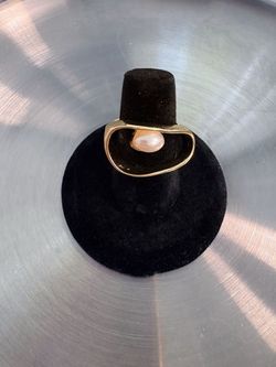 Pearl gold tone ring