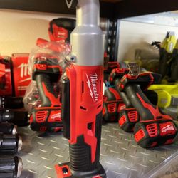 MILWAUKEE M18 CORDLESS 3/8 IN. 2 SOEED RIGHT ANGLE IMPACT WRENCH $189
