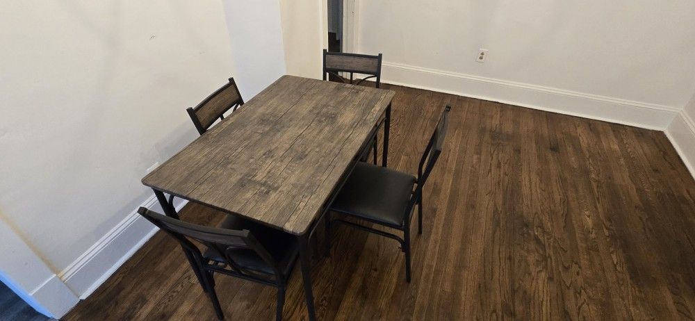 Kitchen Table And 4 Chairs
