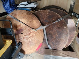 Free round wooden tables