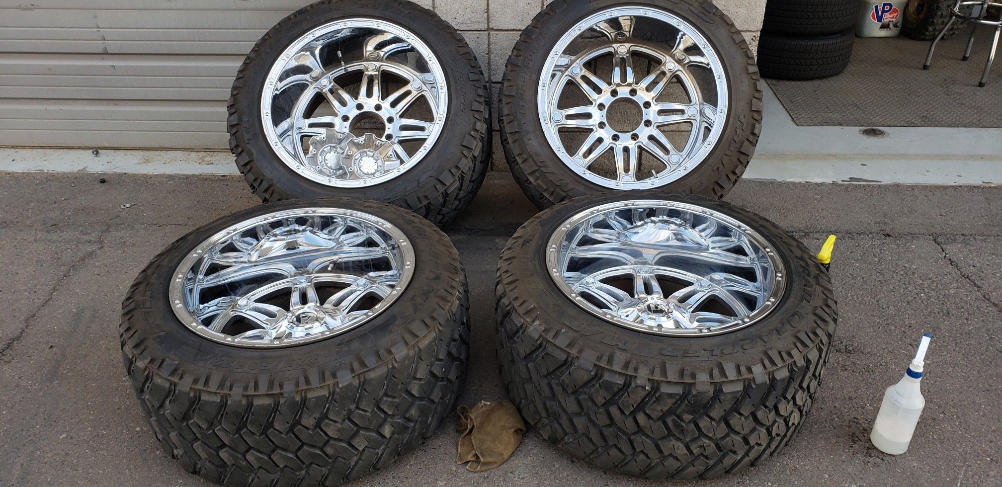 Fuel Hostage 22x14 chrome with 325/50R22 Nitto Muds