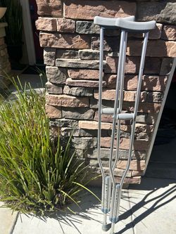 Adult crutches