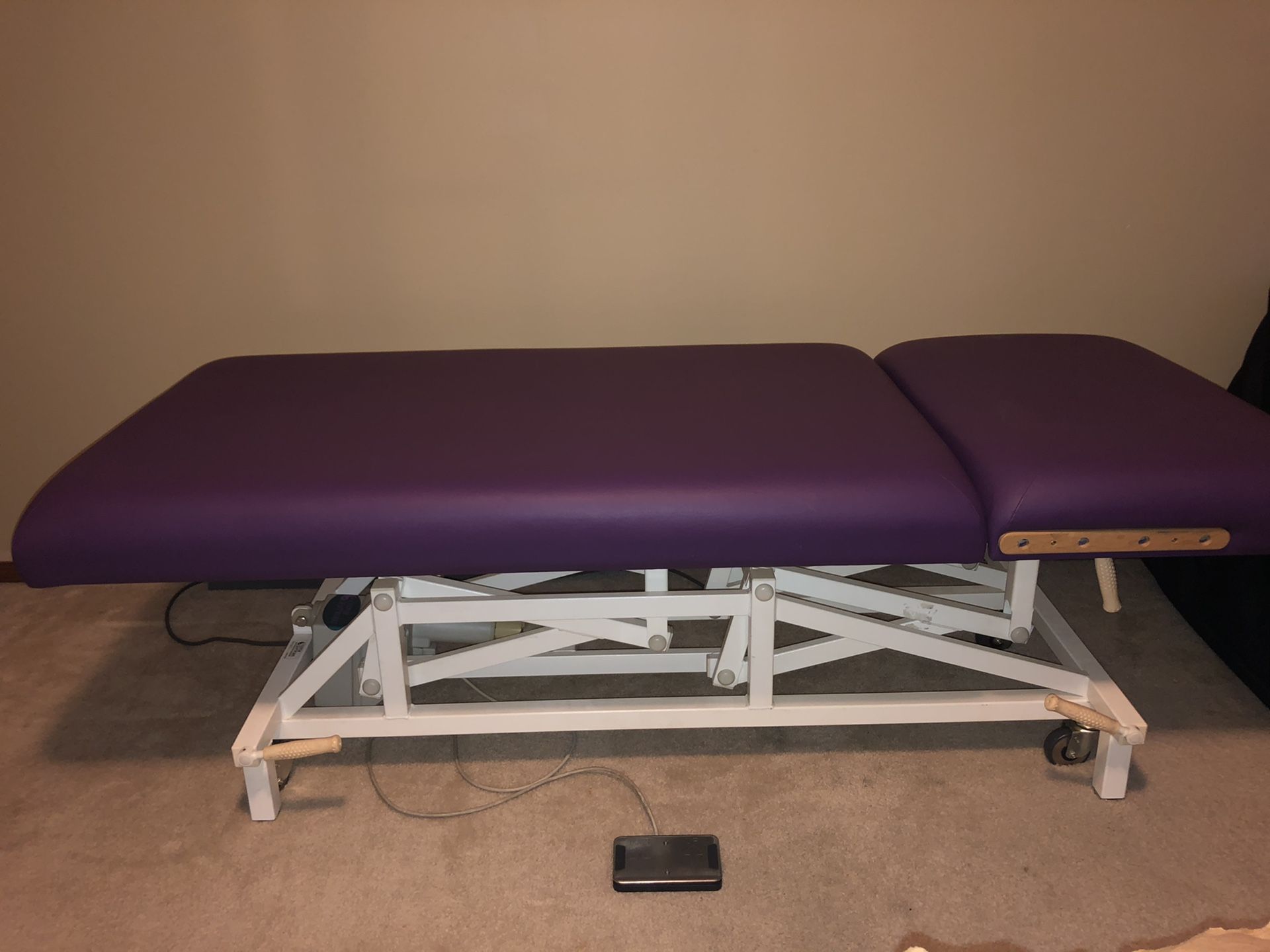 Hydraulic Massage Table for Sale in Bonney Lake, WA OfferUp