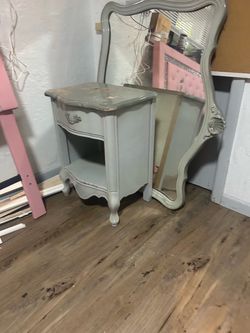 Antique dresser w mirror n nightstand really good con nothing broken  might need lil freshing up good solid wooden stuff