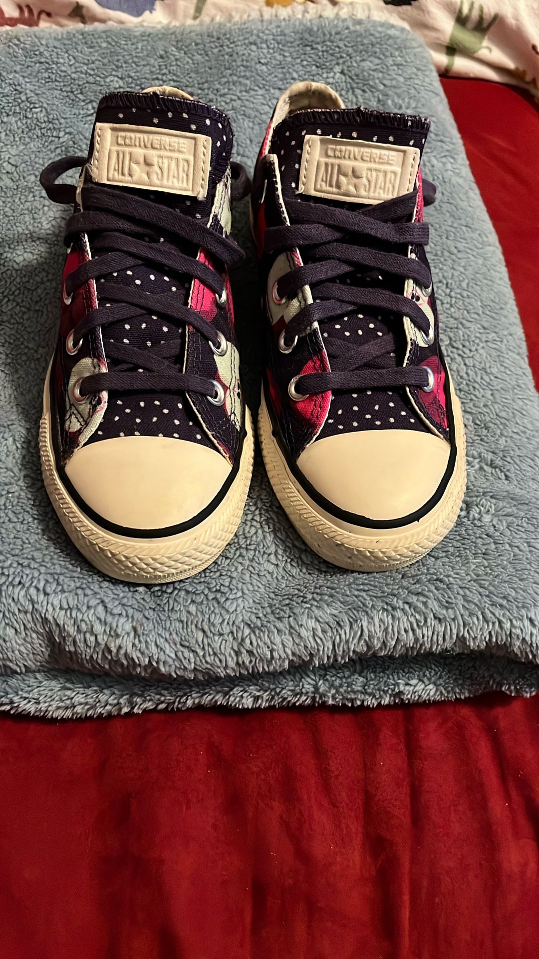CONVERSE Size 6! Like New