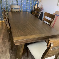 Dining Room Table - Perfect Condition 