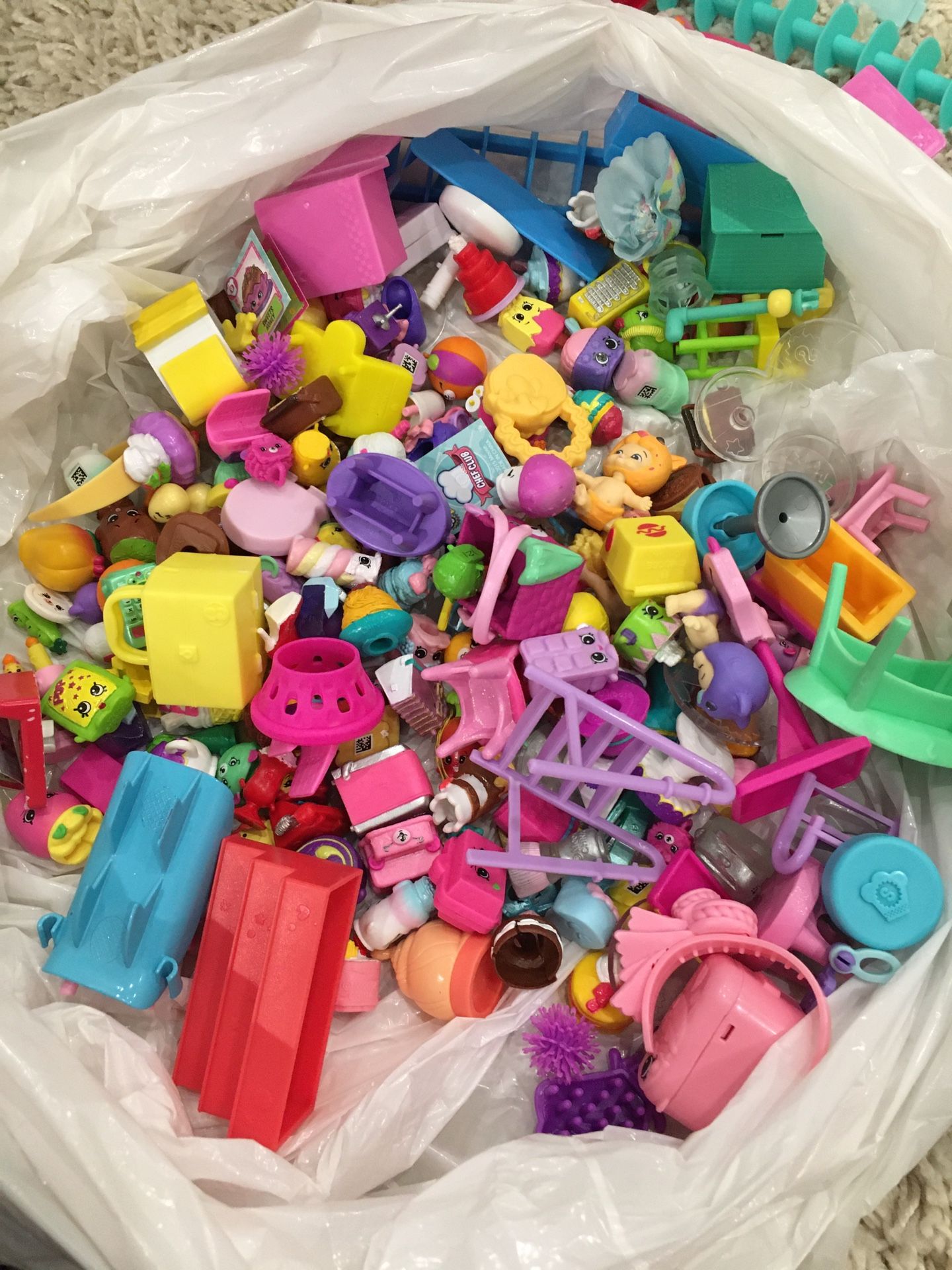 Shopkins and play sets lot