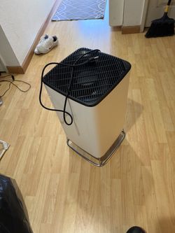Brio air purifier used / like new with extra filter
