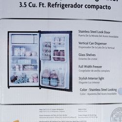 3.5 Cubic Feet Compact Refrigerator 