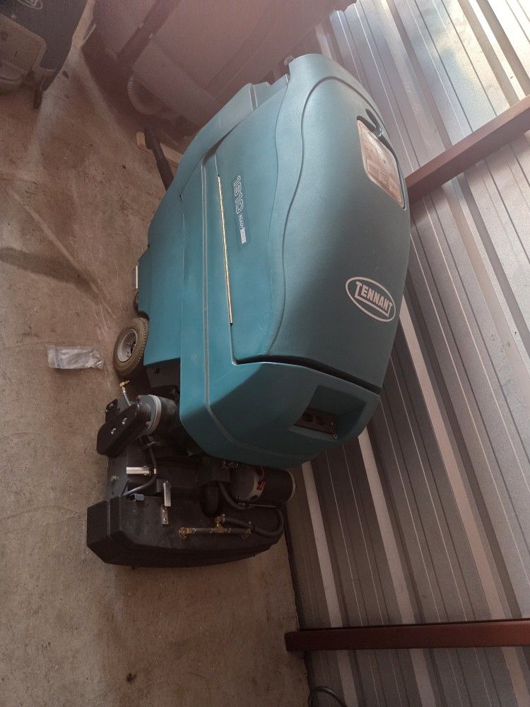 NEW TENNANT 1610 22" WALK BEHIND CARPET EXTRACTOR , NEW BATTERIES