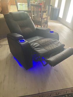 Beautiful leather recliner excellent shape