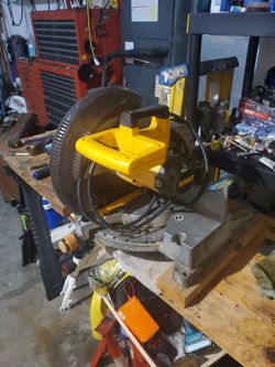 Compound mitre saw