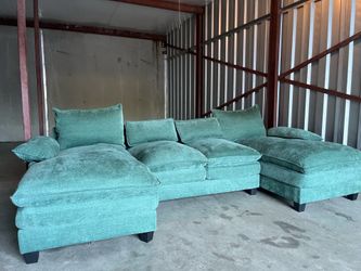 NEW ARRIVAL ‼️ EMERALD GREEN MODERN SECTIONAL W/ PILLOWS