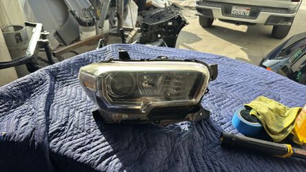 2016 2019 Toyota Tacoma Right Headlight,