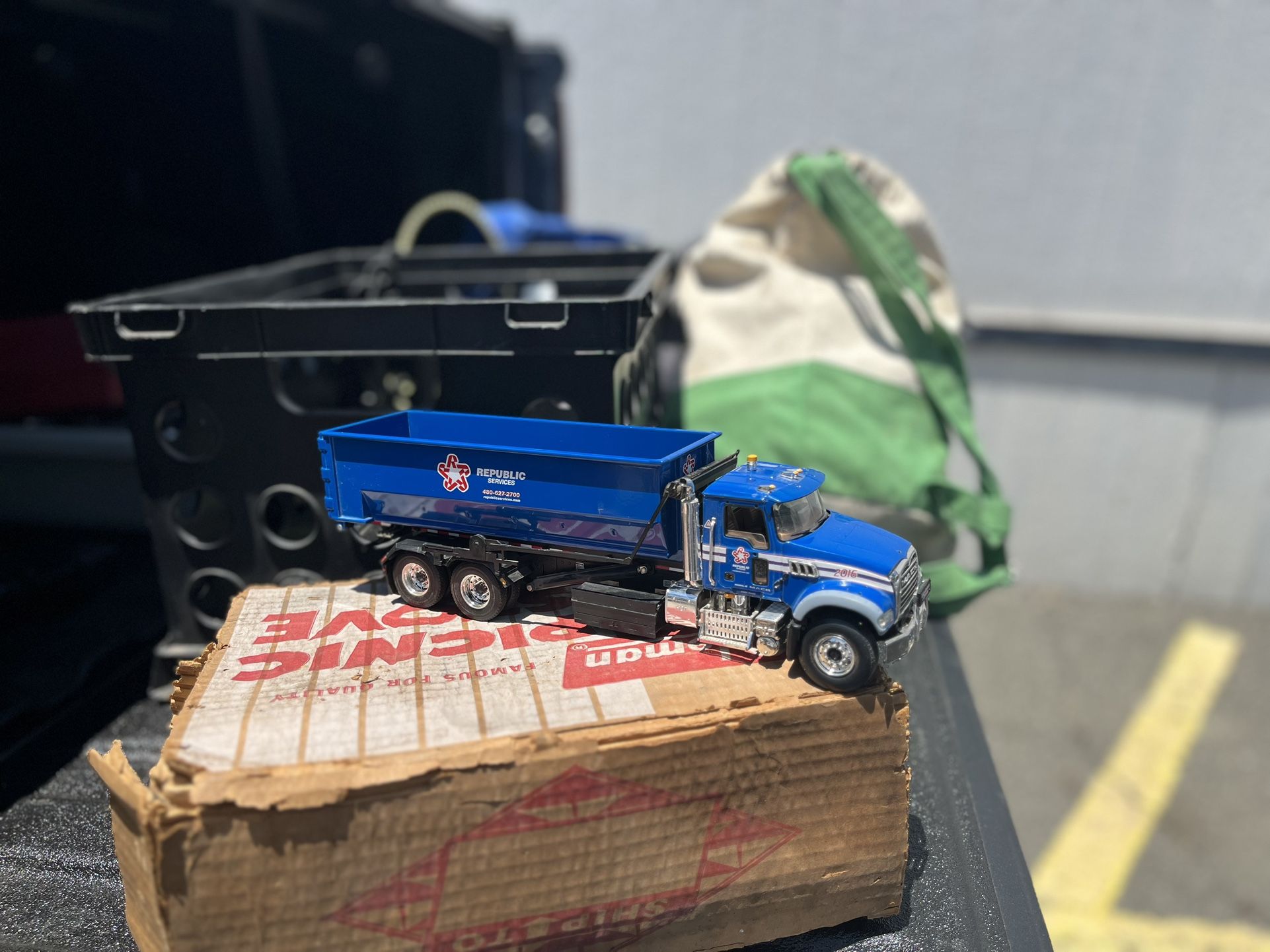 TOY TRUCK REPUBLIC SERVICES DIE CAST