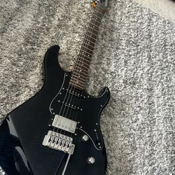 Yamaha Pacifica PAC612 translucent black